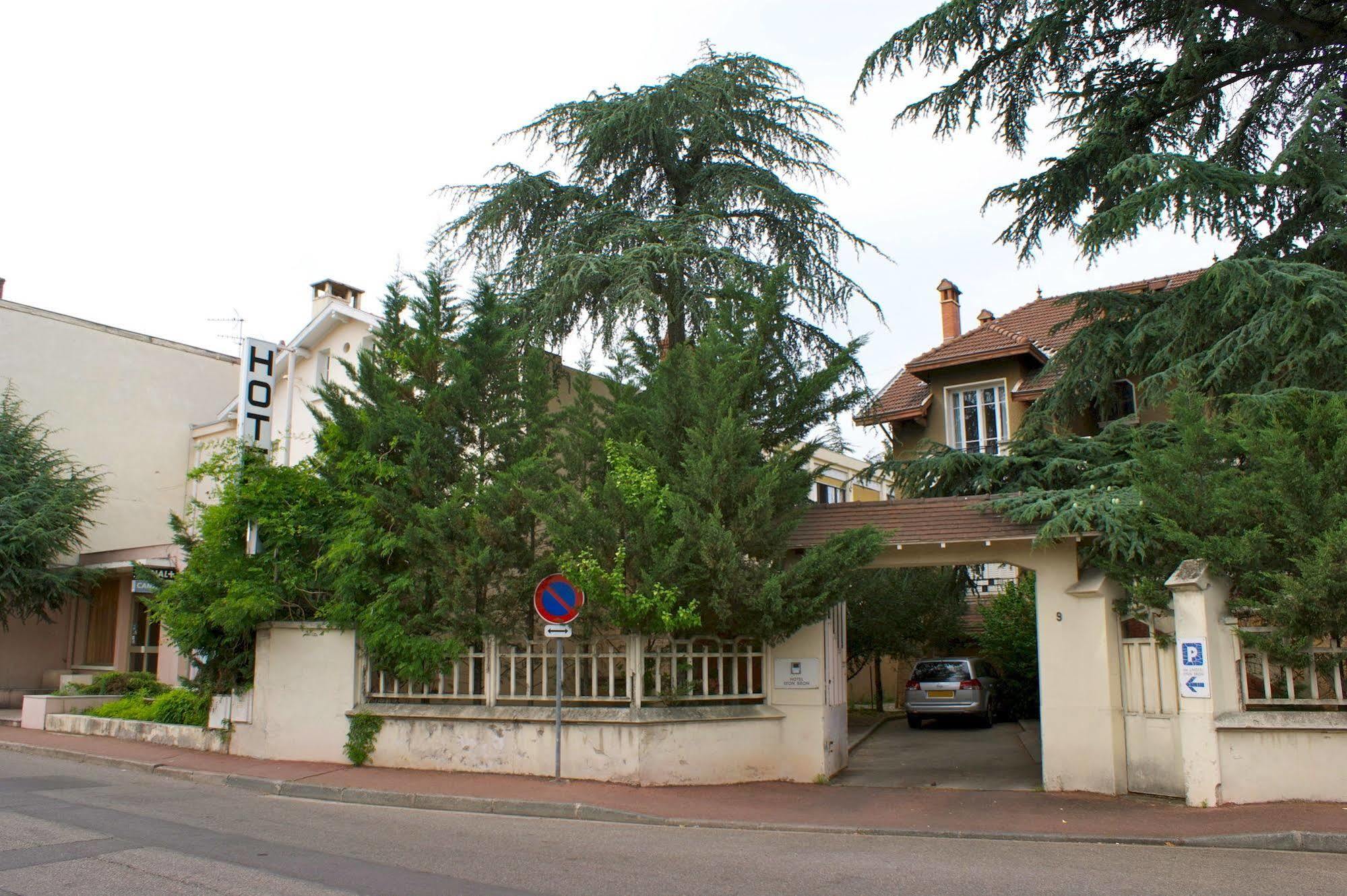 Hotel Le Lyon Bron Exterior photo