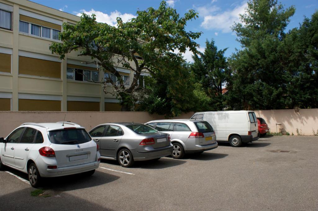 Hotel Le Lyon Bron Exterior photo